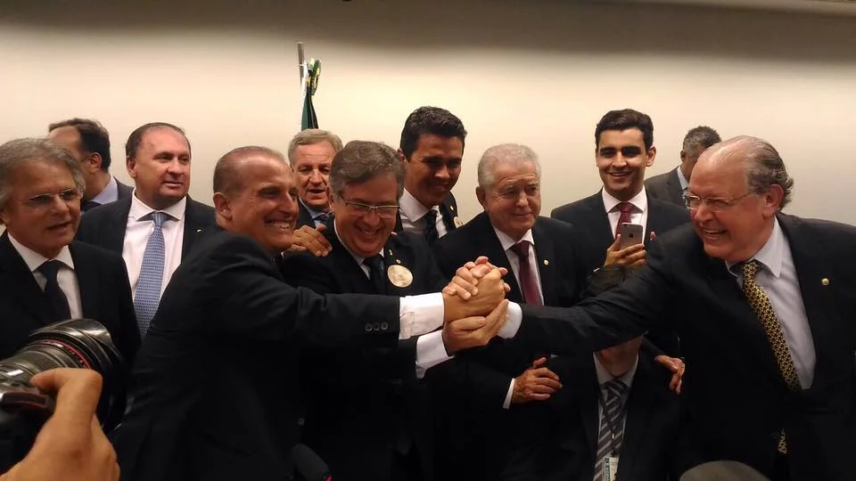 Deputados comemoram a aprovação das medidas contra a corrupção