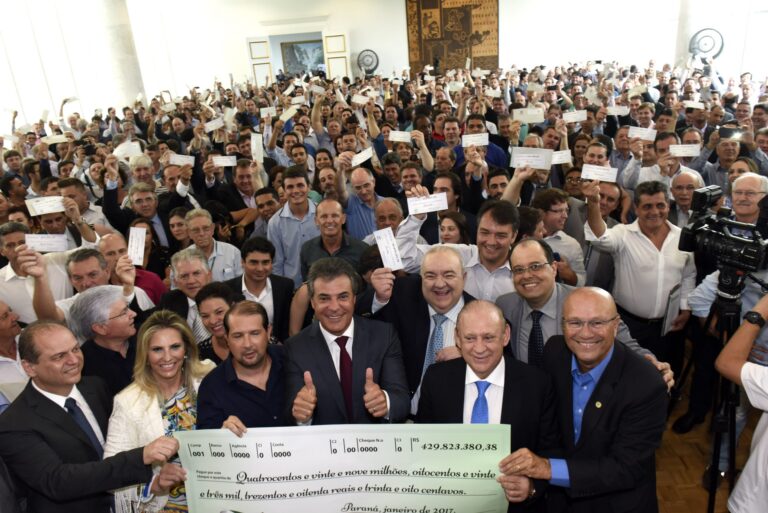 Campanha: Richa promove um beija-mão para entregar R$ 429 milhões de ICMS