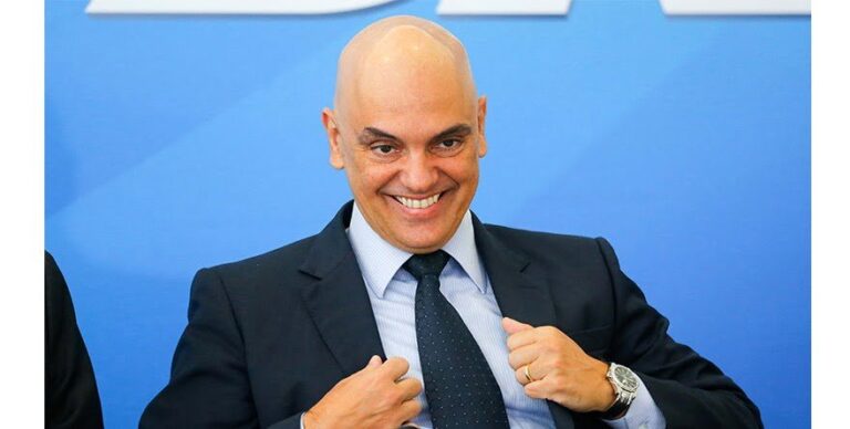 Noitada de senadores com Moraes em chalana “abatedoura” do Lago Sul