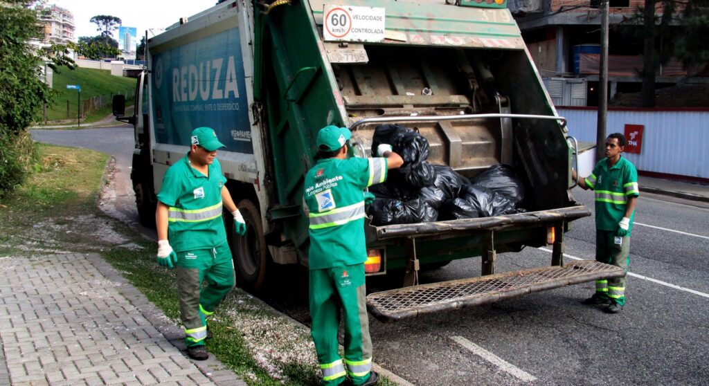 Tribunal suspende licitação do lixo em Curitiba