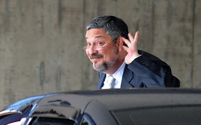 Veja a carta de Palocci ao PT. Ele confirma e acrescenta tudo