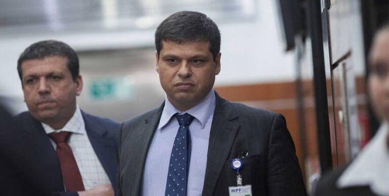Polícia cumpre mandados contra executivos da JBS
