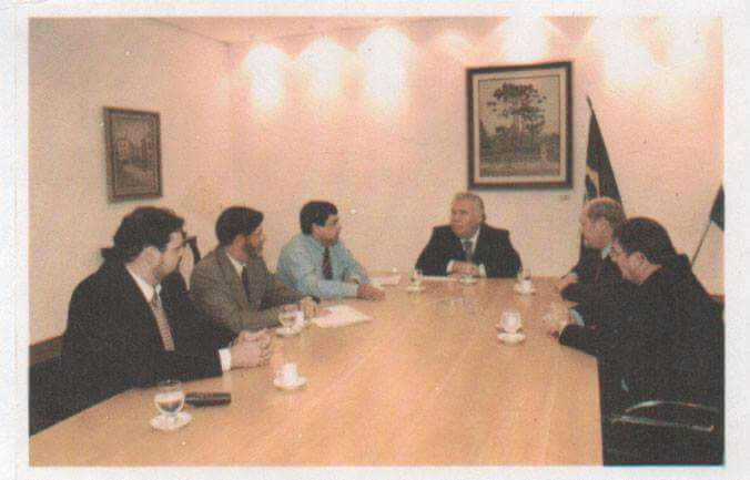 Foto histórica. O momento da primeira venda da Sercomtel