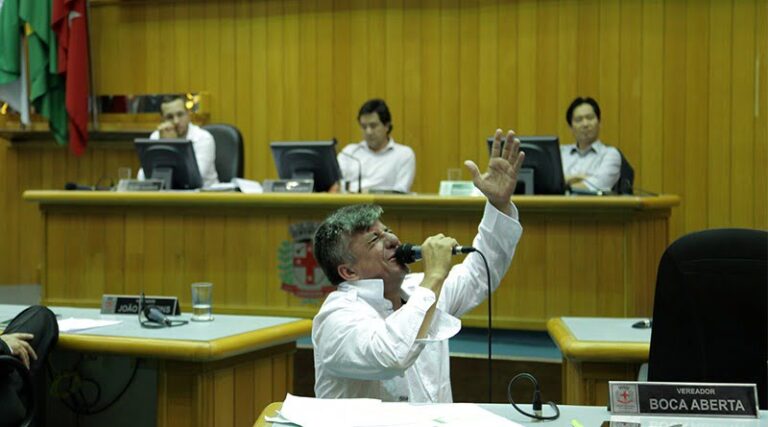 Emerson Petriv recebeu do próprio veneno: mandato cassado por 14 votos a 5