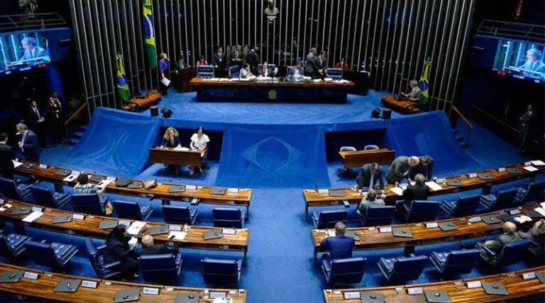 Senado aprova voto distrital misto para 2020