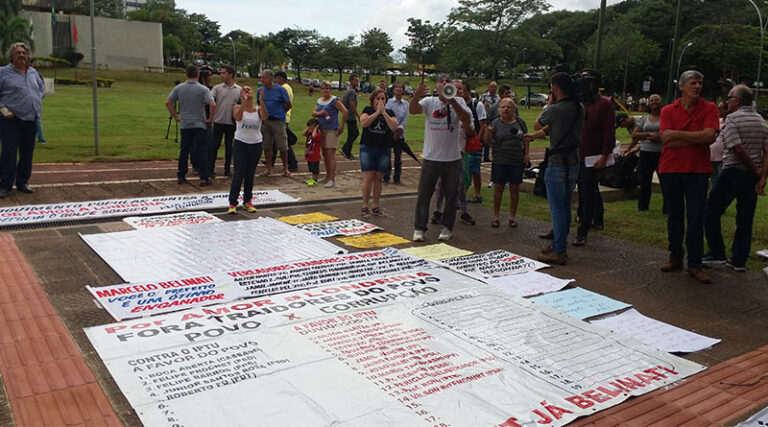 Grupo protesta em frente a prefeitura de Londrina