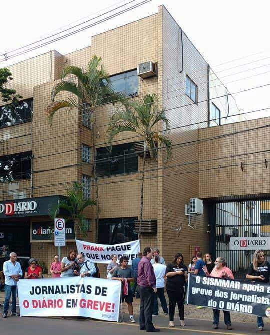 Jornalistas de Maringá protestam em frente ao apartamento de dono de Jornal