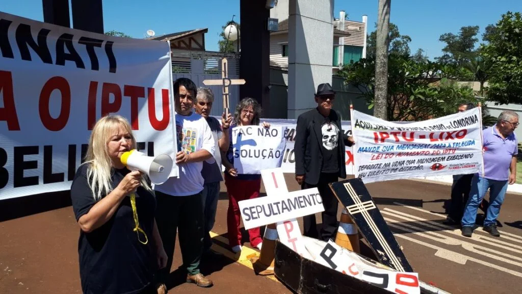 Moradores da zona norte "Enterram Marcelo Belinati e Vereadores" em condomínio do Prefeito