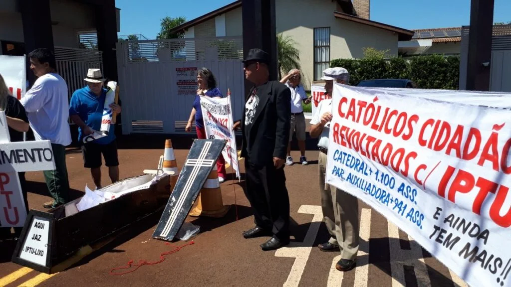 Moradores da zona norte "Enterram Marcelo Belinati e Vereadores" em condomínio do Prefeito