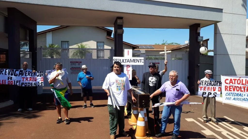Moradores da zona norte "Enterram Marcelo Belinati e Vereadores" em condomínio do Prefeito