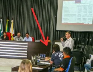 Beto Preto, prefeito de Apucarana, acusado de "apagar" vereador desafeto das fotos oficiais