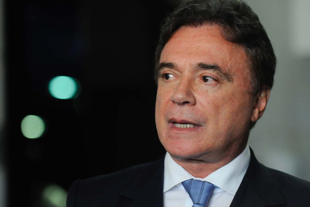 Alvaro Dias e as várias canoas que ele frequenta
