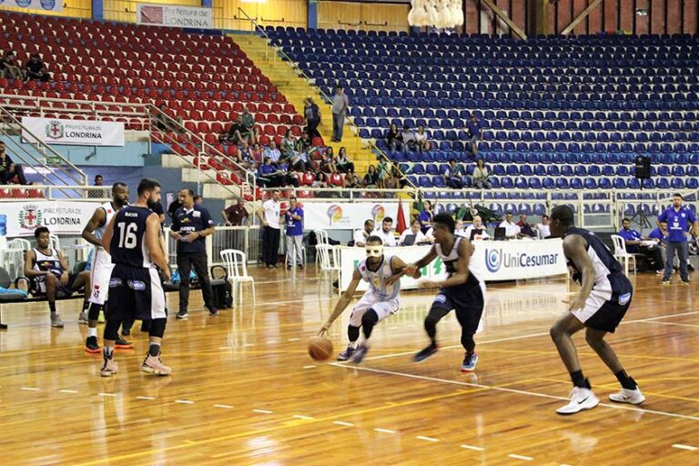 Hoje todo mundo pro Moringão. Tem jogão de basquete