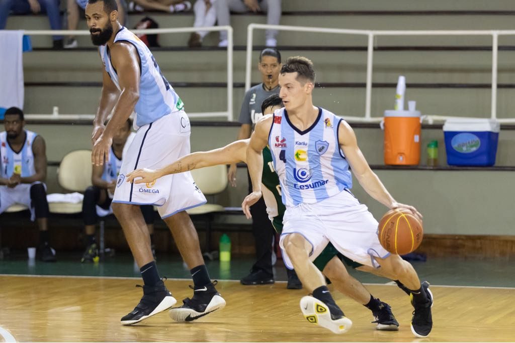Hoje todo mundo pro Moringão. Tem jogão de basquete