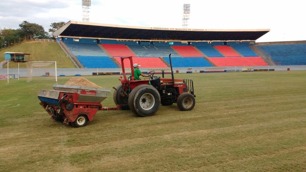 Gramado do Estádio do Café está sendo revitalizado
