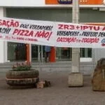 Duas mulheres tentam destruir faixas de protesto contra vereadores de Londrina