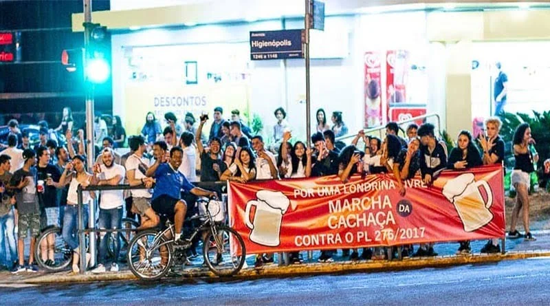 Marcha da Cachaça protesta contra lei de Belinati