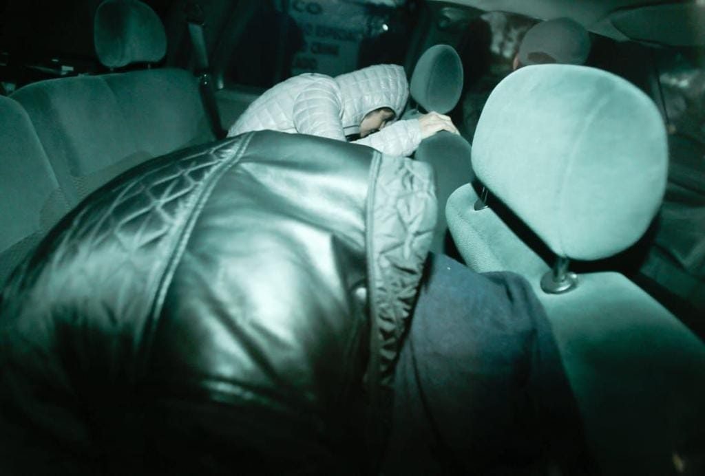 Uma foto pra eternidade. Richa e a esposa chegando para o depoimento