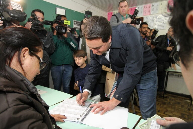 Ratinho Jr vota em Curitiba e diz que esta confiante