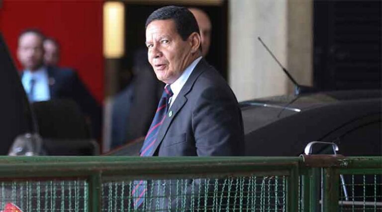 Mourão manda “beijos” para Olavo de Carvalho