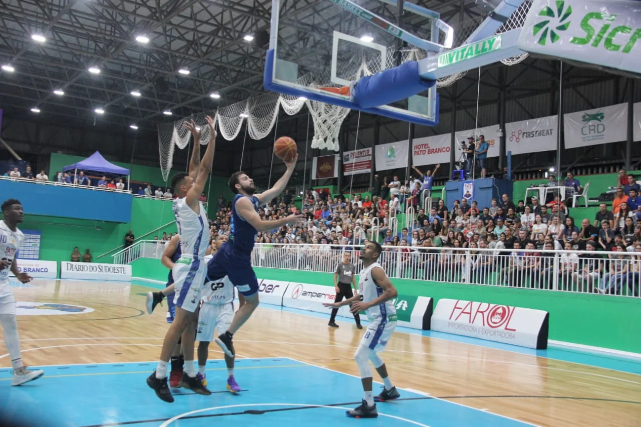 Londrina Basquete sofre mas vence o Pato e segue líder na Liga Ouro