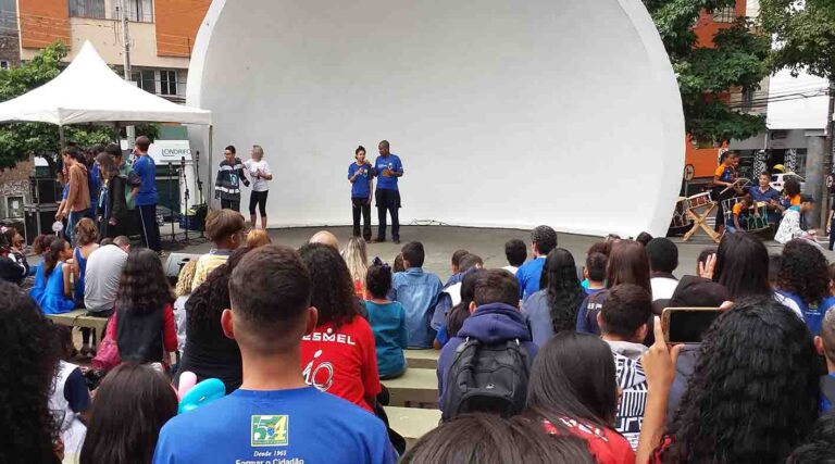 Concha lotada para discutir a violência contra crianças e adolescentes
