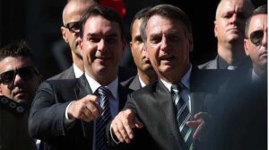imagem destacada: A pedido do senador Flávio Bolsonaro, justiça censura reportagem do UOL sobre a compra dos imóveis em dinheiro vivo