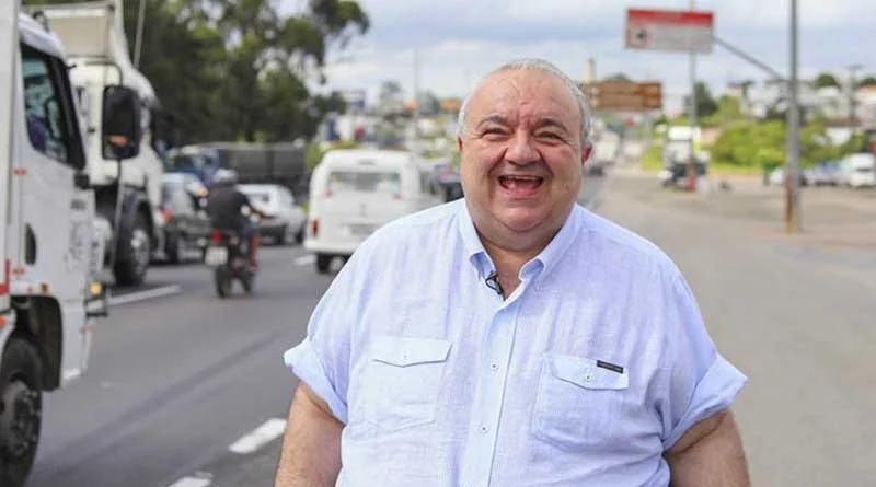 Para a alegria do comércio e dos servidores, Greca antecipa pagamento do 13º Salário