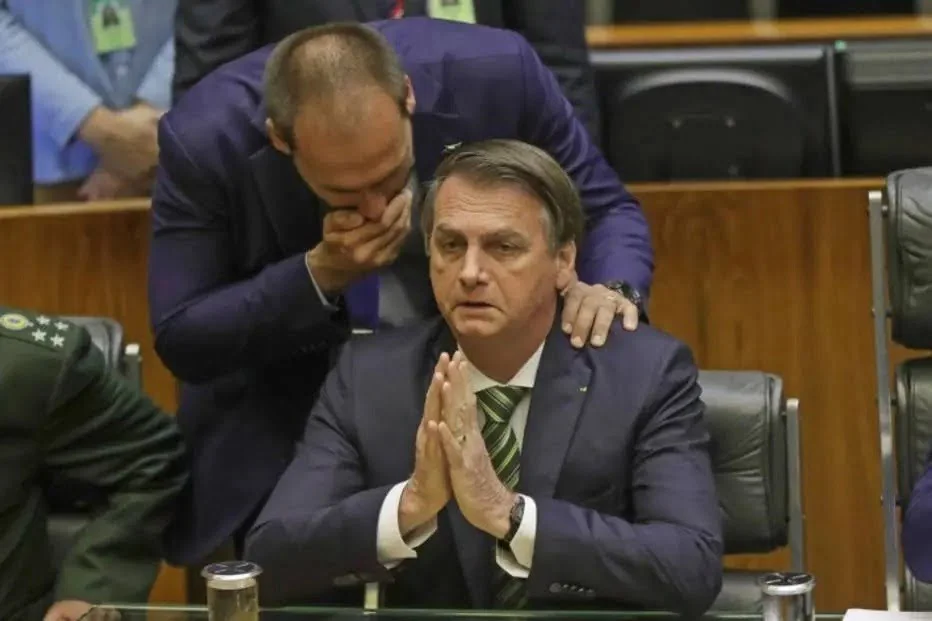 Bolsonaro diz que indicação do filho para embaixada "atende o interesse público"