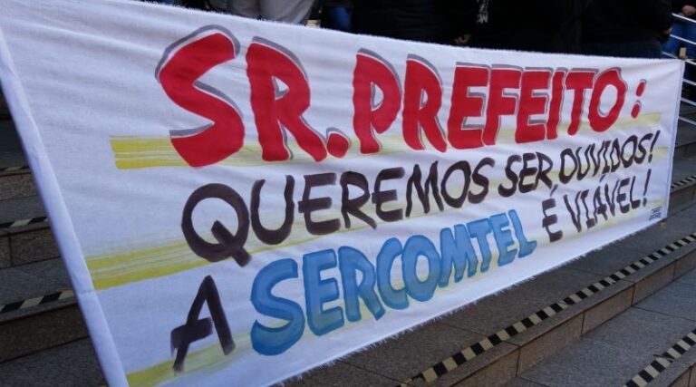 Funcionários da Sercomtel “abraçam a empresa” e protestam contra o prefeito