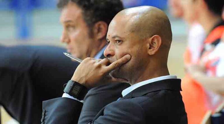 Cafu. Das quadras de futsal de Londrina a técnico na Itália e Líbano