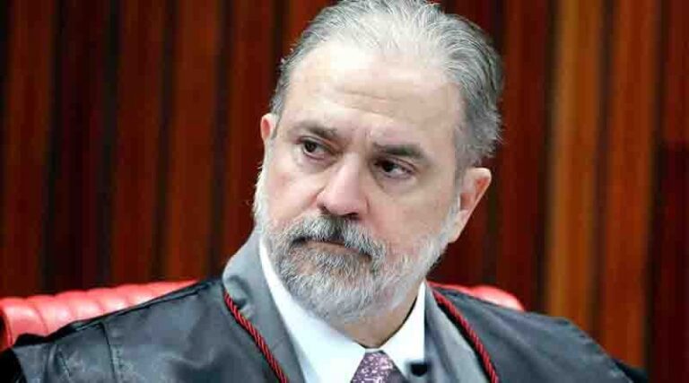 Bolsonaro chuta lista tríplice e indica Augusto Aras para Procurador Geral