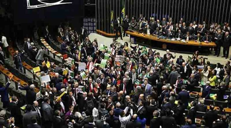 Deputados do PSL contratam advogados e firmas fantasmas com verba pública