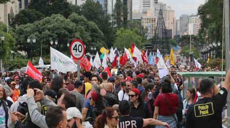 Servidores estaduais ocupam o entorno da Assembleia. Pressionam contra a PEC da Previdência