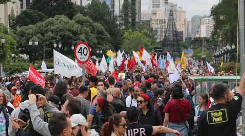 Servidores estaduais ocupam o entorno da Assembleia. Pressionam contra a PEC da Previdência