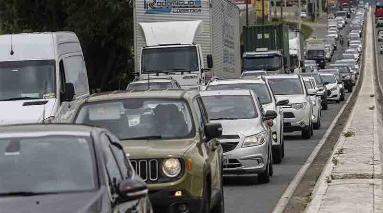 Donos de veículos transferem carros para Santa Catarina pra fugir do IPVA