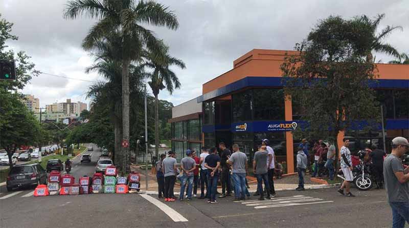 Entregadores de comida protestam contra aplicativos
