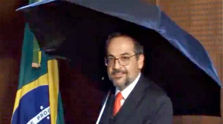 Parlamentares querem o impeachment do Ministro da Educação