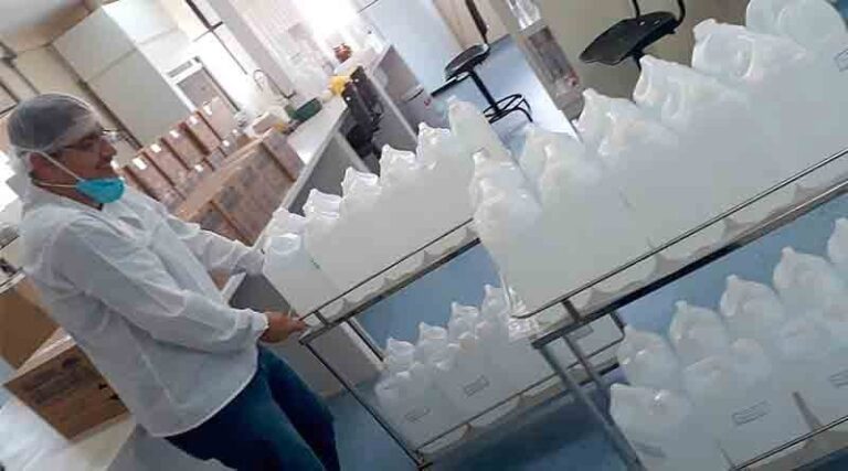 Alunos e professores de Farmácia da UEL produzem álcool gel para o HU
