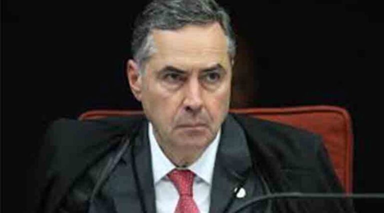 Barroso nega afastar ministros de julgamento contra Bolsonaro no STF