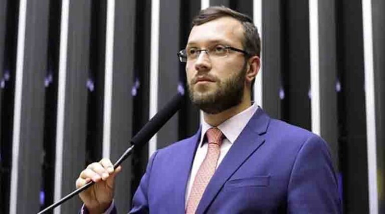 Justiça determina que deputado Filipe Barros retire de suas redes sociais postagens consideradas ofensivas a Promotora