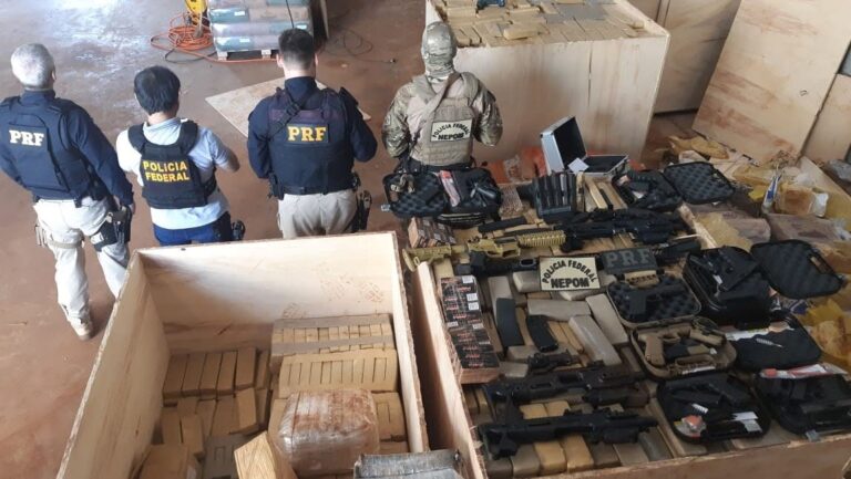 PF e PRF estouram depósito com toneladas de maconha, fuzis e pistolas no Paraná