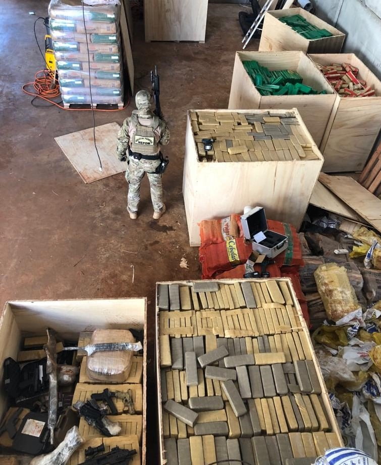 PF e PRF estouram depósito com toneladas de maconha, fuzis e pistolas no Paraná
