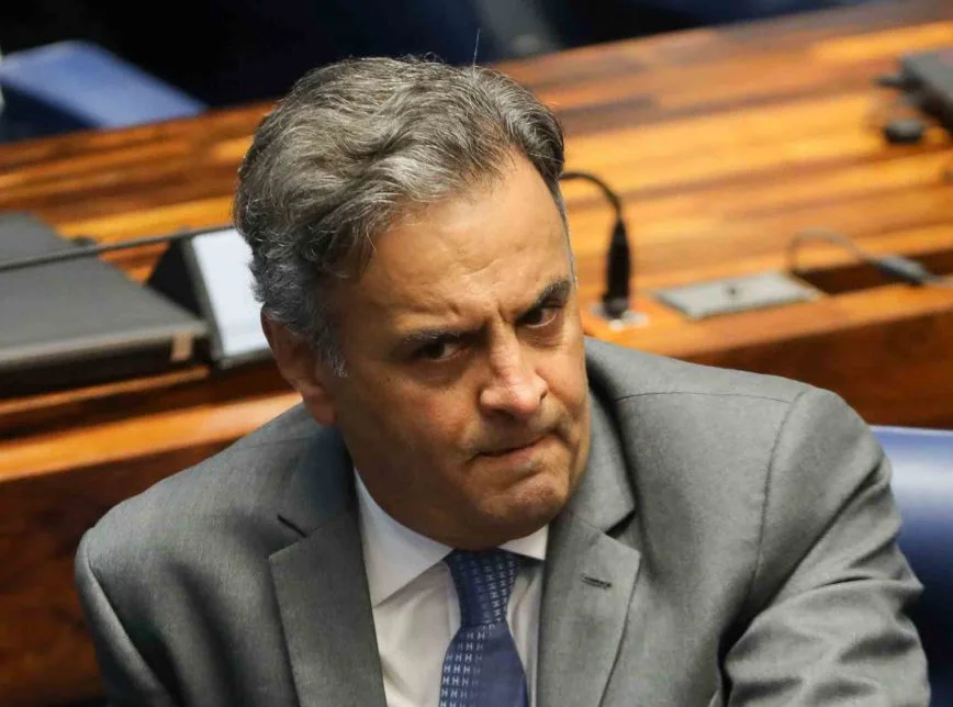 Aécio Neves confirma desistência de concorrer à presidência da República pelo PSDB