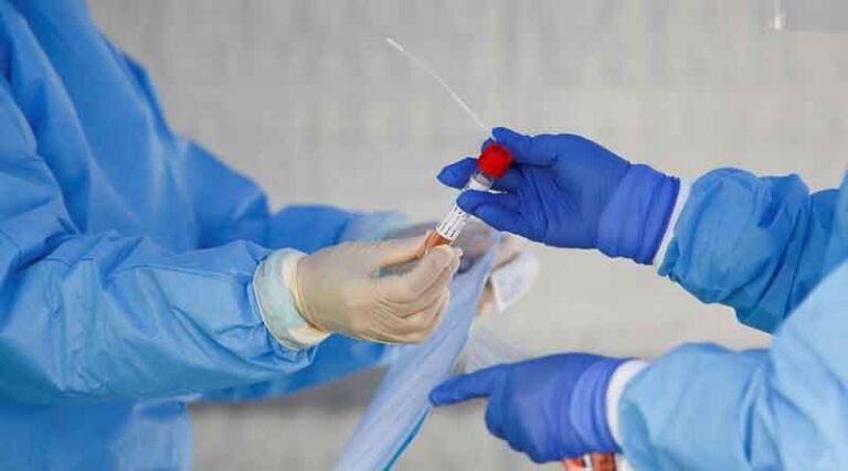 Média móvel de mortes por Covid volta a mais de 550