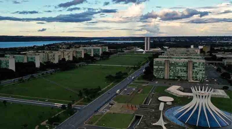 Governador do DF fecha vias da Esplanada dos Ministérios