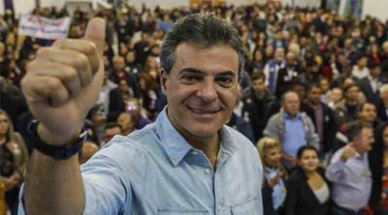 Empresário entrega “esqueletos ” do governo Richa