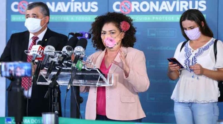 Em primeiro turno, Câmara aprova adiamento da eleição