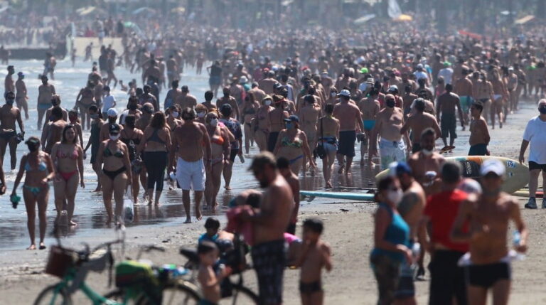 E daí! Em plena pandemia, mais de 120 mil mortos e… praia lotada