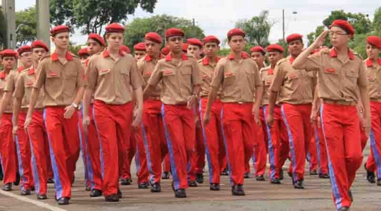 Projeto na Assembleia autoriza 200 colégios militares no Paraná